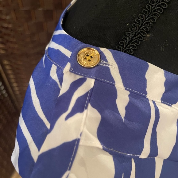 Women’s Michael Kors Sleeveless Blue & White Bold Print Ruffled Pleated Blouse - Picture 2 of 6